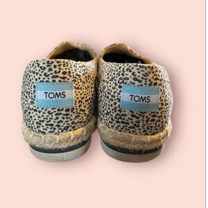 Tom’s cheetah print flats.
Size 9.5
Used in good condition!!